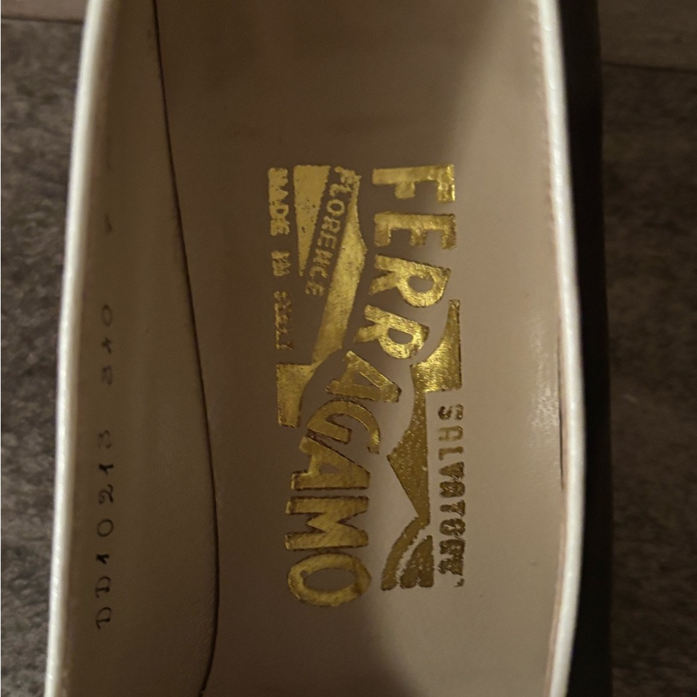 SALVATORE FERRAGAMO VTG BLACK LEATHER PUMPS WITH WHITE TRIM Size 7 - Picture 3 of 8